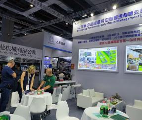 목공 전시회에서 인공 보드 산업을 위한 자동 포장 라인의 기술 및 비즈니스에 대해 논의하는 러시아 고객