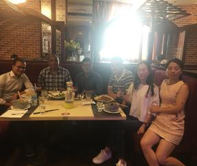 수하물 기계용 물품을 검사하는 방글라데시 공무원