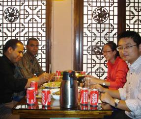 20세트 결속 기계 주문에 대한 계약을 체결한 알제리 고객