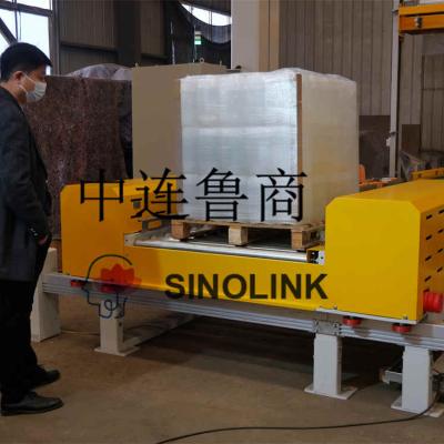 고객의 엔지니어가 기계를 검사하고 있습니다.