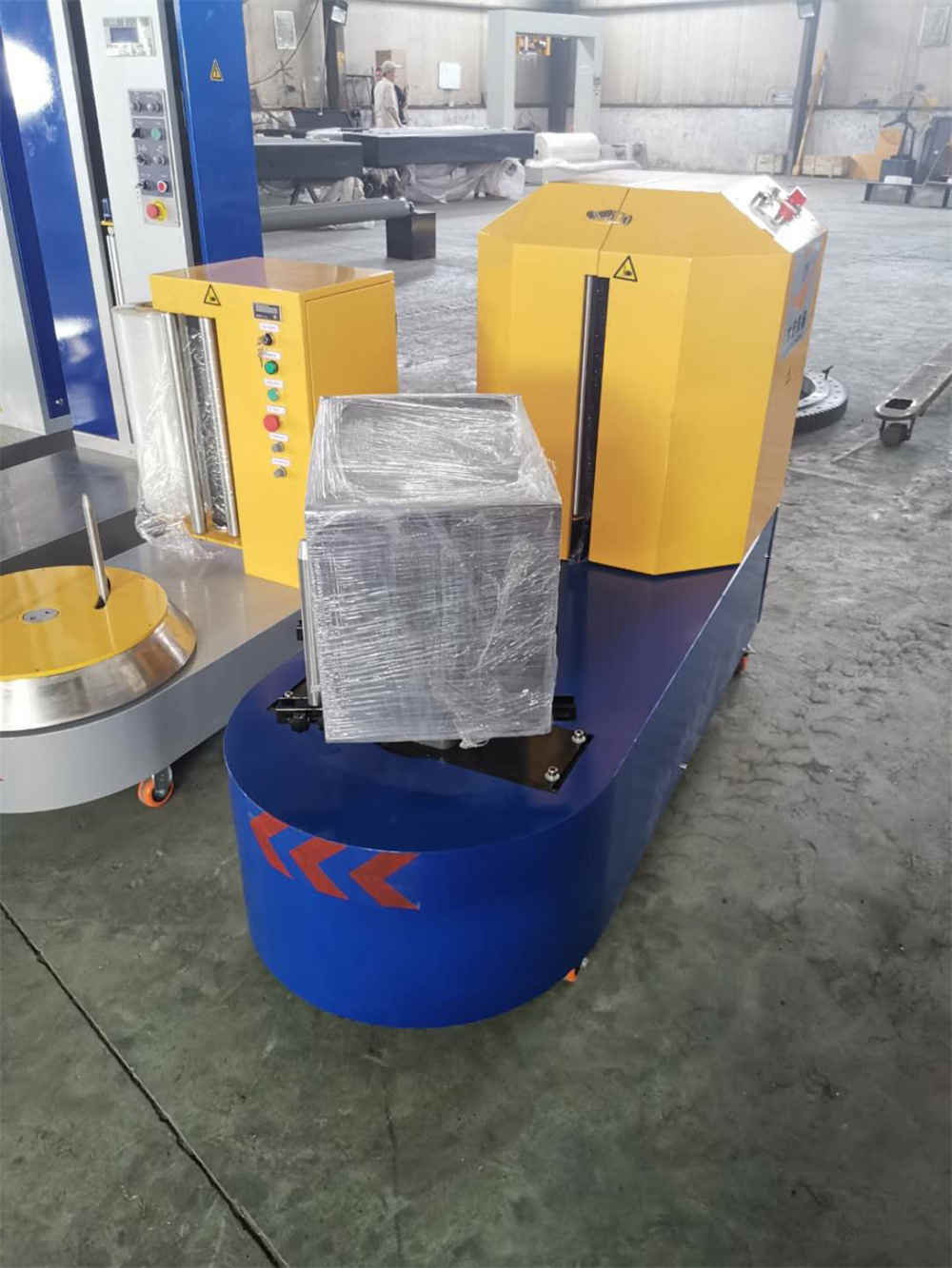 백 래퍼 기계를 사용하는 공항 Airport Using Bag Wrapper Machines