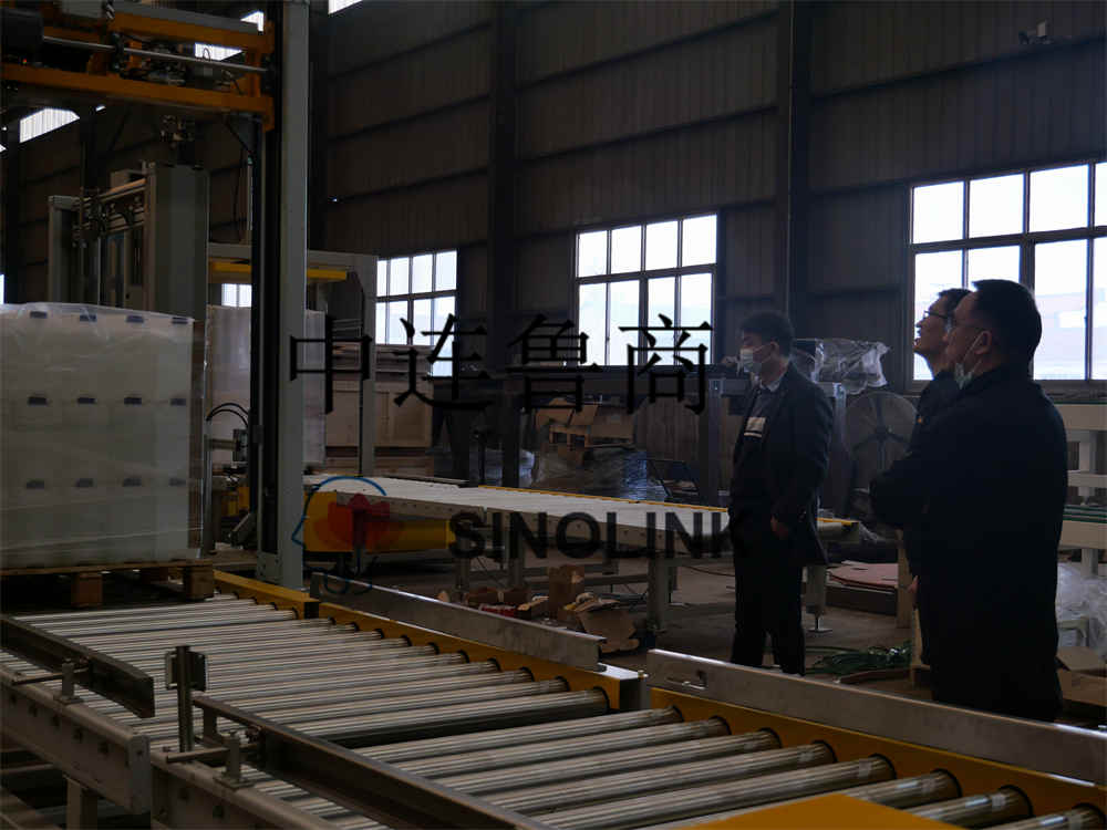 고객의 엔지니어가 기계를 검사하고 있습니다. Client‘s Engineer is Examing Machine