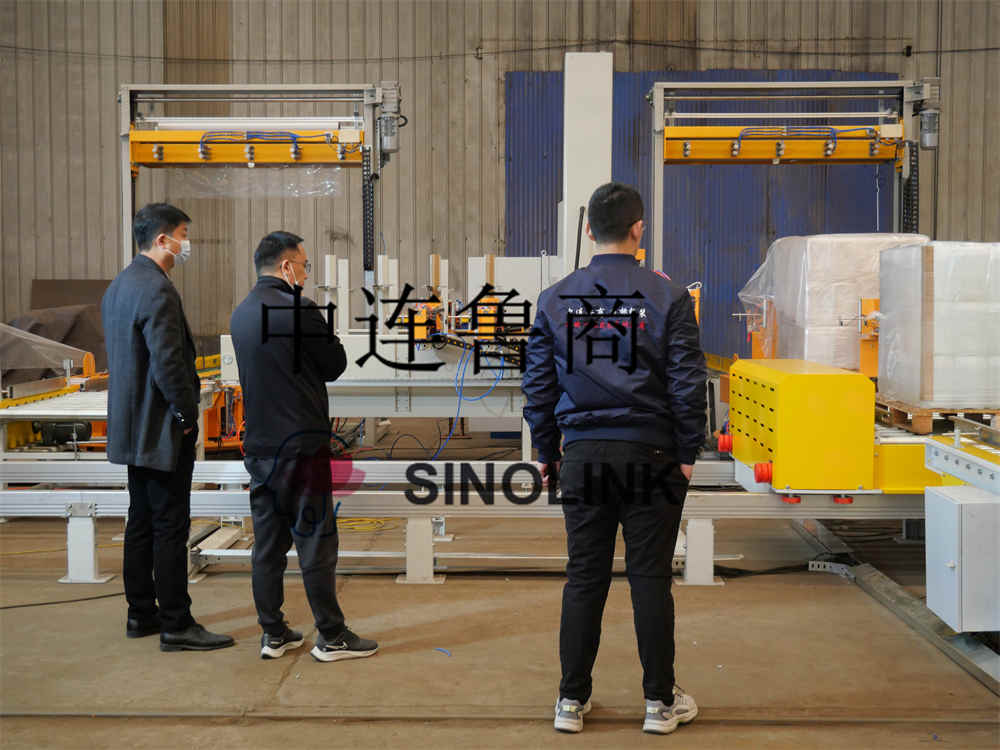 고객의 엔지니어가 기계를 검사하고 있습니다. Client‘s Engineer is Examing Machine