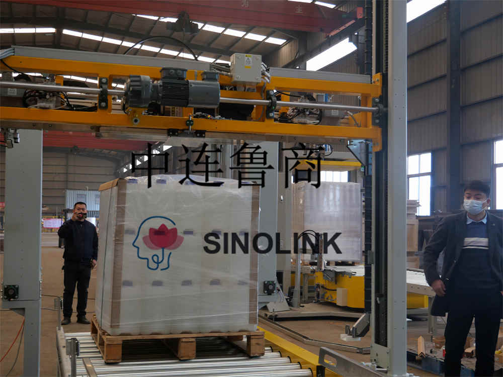 고객의 엔지니어가 기계를 검사하고 있습니다. Client‘s Engineer is Examing Machine