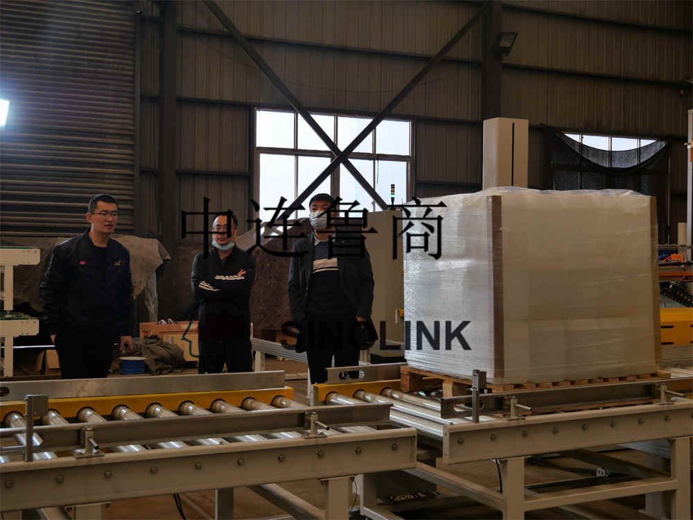 고객의 엔지니어가 기계를 검사하고 있습니다. Client‘s Engineer is Examing Machine